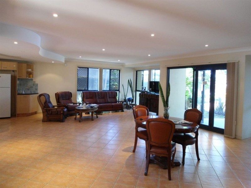 36 T E Peters Drive, Broadbeach Waters QLD 4218