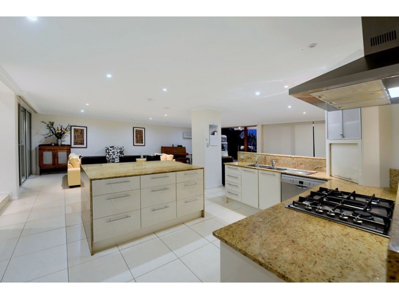 92 Clear Island Road, Broadbeach Waters QLD 4218