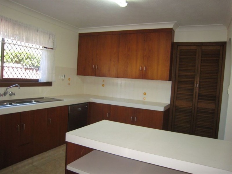 8 McIlwraith Avenue, Sorrento QLD 4217