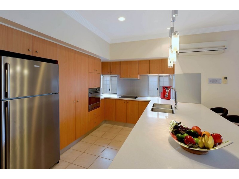 40 Sir Bruce Small Blvd, Benowa Waters QLD 4217