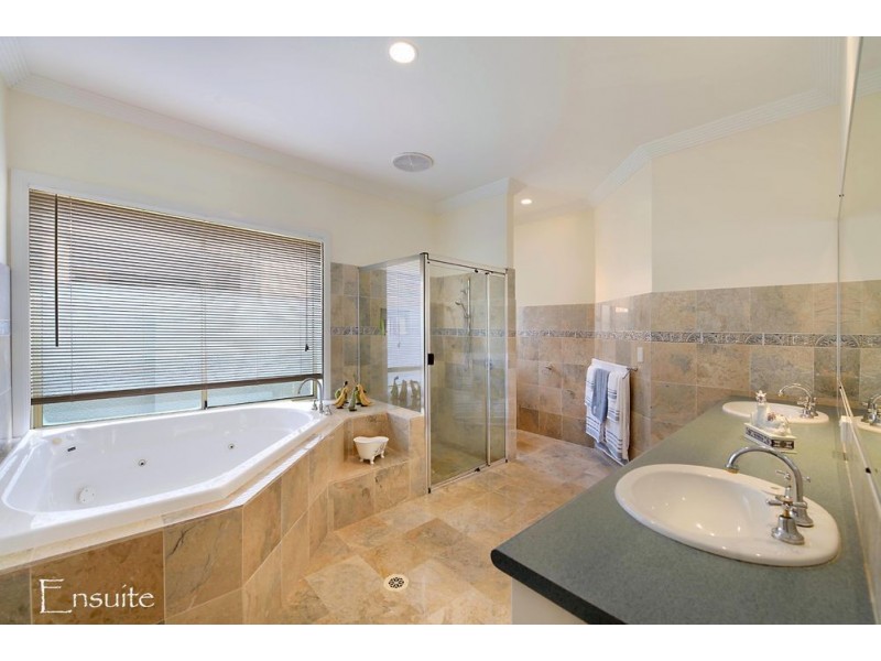 40 Sir Bruce Small Blvd, Benowa Waters QLD 4217