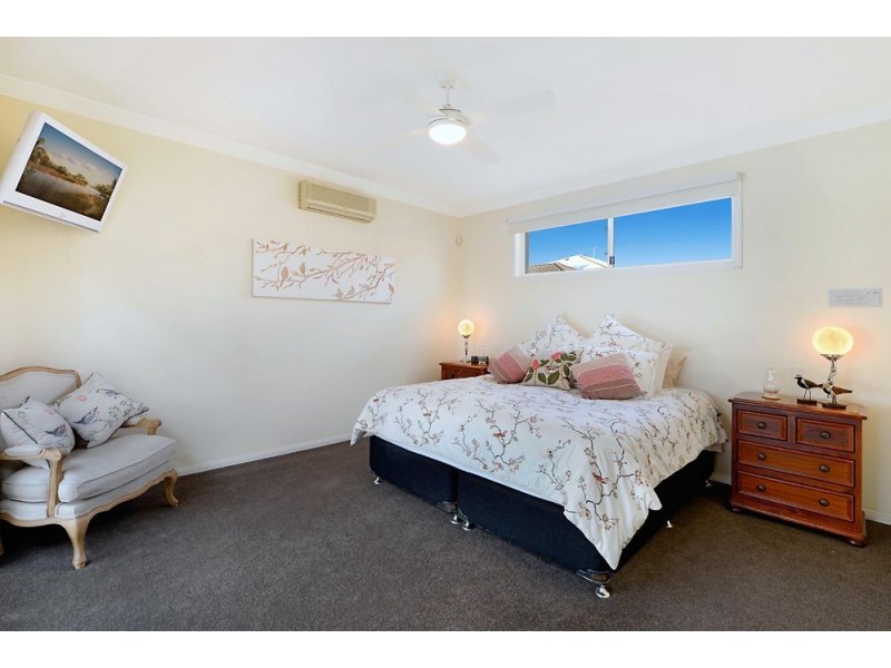40 Sir Bruce Small Blvd, Benowa Waters QLD 4217
