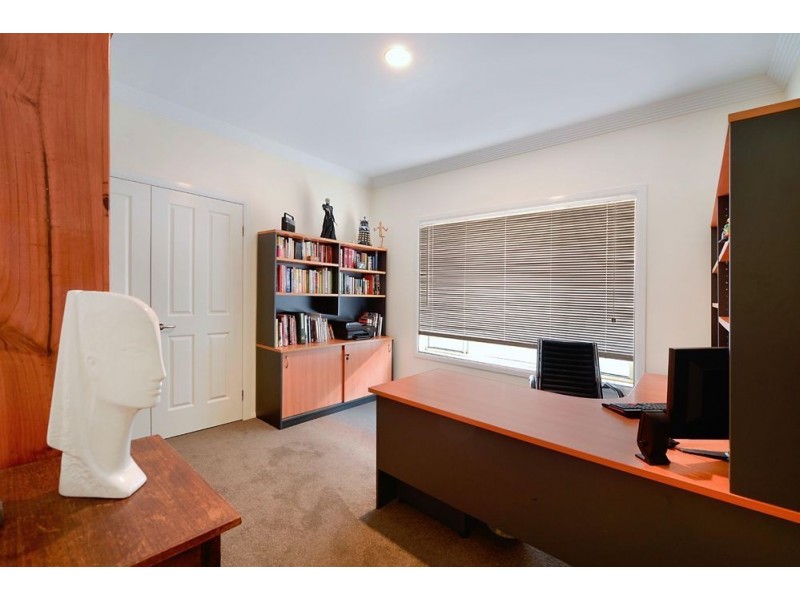 40 Sir Bruce Small Blvd, Benowa Waters QLD 4217