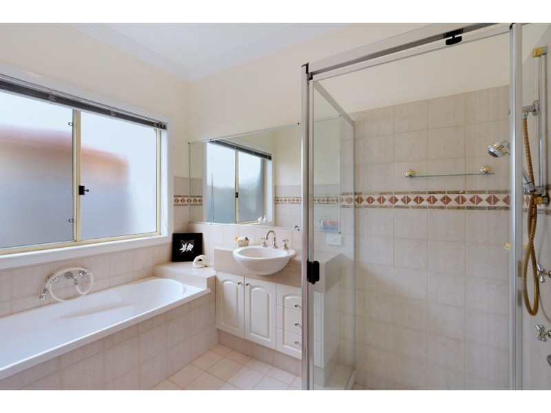 40 Sir Bruce Small Blvd, Benowa Waters QLD 4217