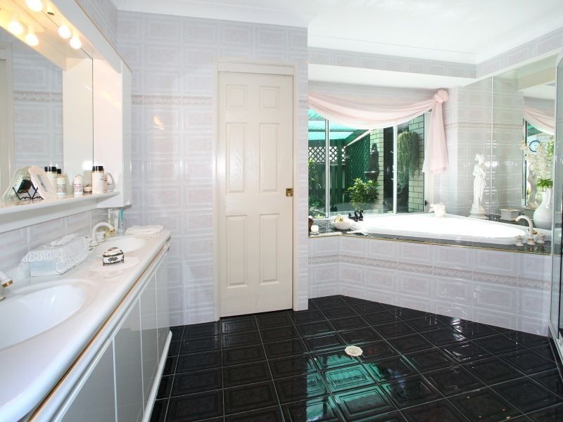 18 Mornington Tce, Robina QLD 4226