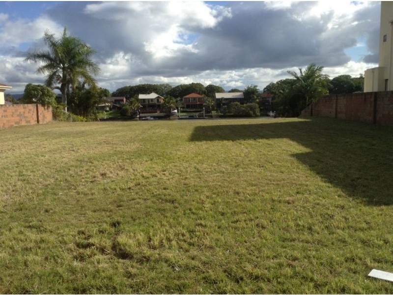 33 Sir Bruce Small Blvd, Benowa Waters QLD 4217