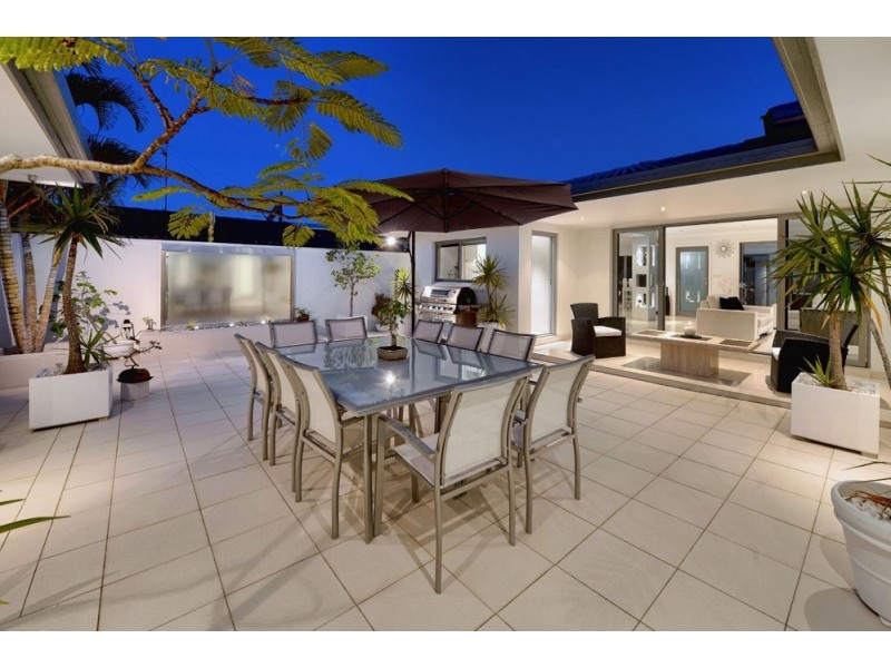 27 Allawah Street, Sorrento QLD 4217