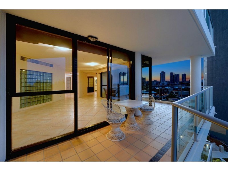 8/19 Peak Ave, Main Beach QLD 4217