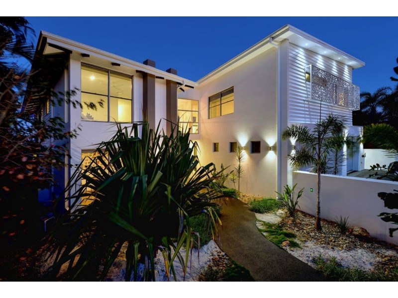 15 Cedar Place, Broadbeach Waters QLD 4218