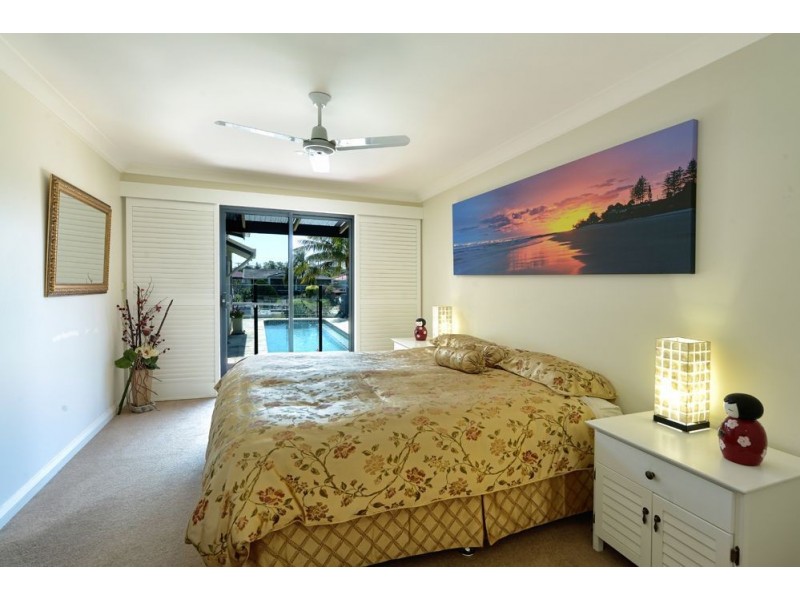 11 Sophie Ave, Broadbeach Waters QLD 4218