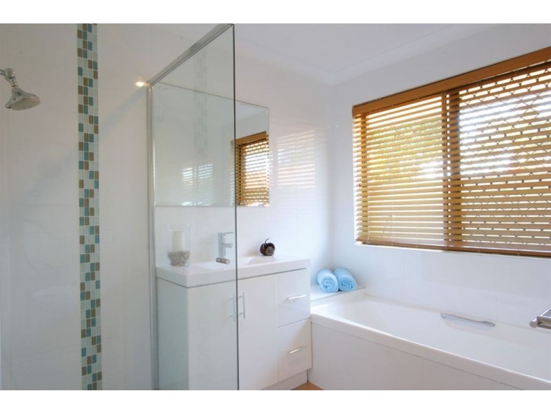 10 Long Island Court, Mermaid Waters QLD 4218