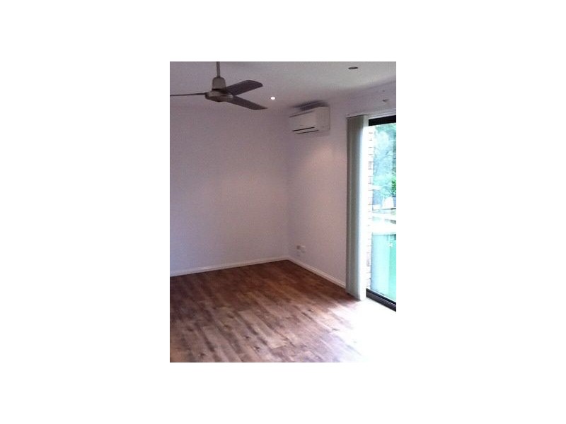 1/4 Dalton St, Southport QLD 4215