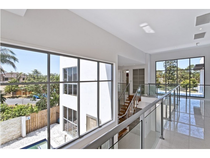 2 Cedar Place, Broadbeach Waters QLD 4218