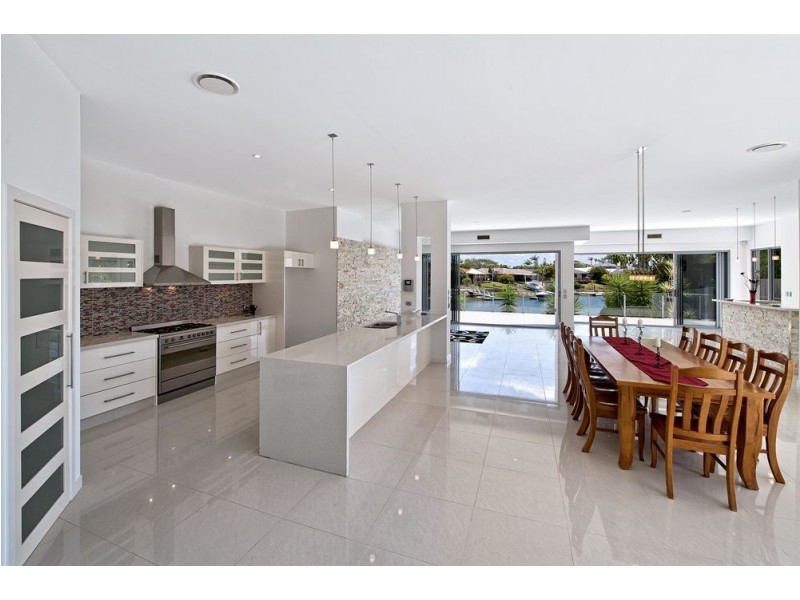 2 Cedar Place, Broadbeach Waters QLD 4218