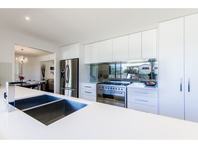 131 Treeview Drive, Burleigh Waters QLD 4220