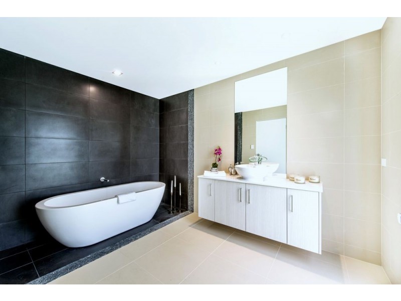 22 Port Drive, Mermaid Waters QLD 4218