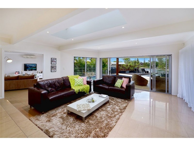 21 Sophie Avenue, Broadbeach Waters QLD 4218