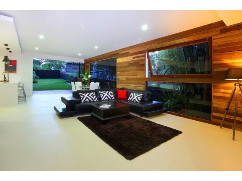 8 Kerr Avenue, Southport QLD 4215