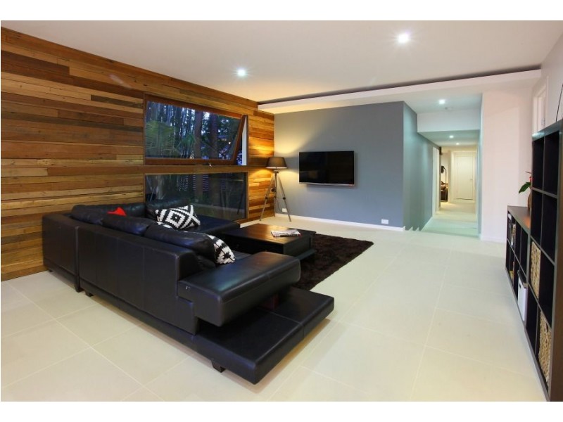 8 Kerr Avenue, Southport QLD 4215