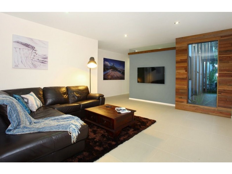 8 Kerr Avenue, Southport QLD 4215