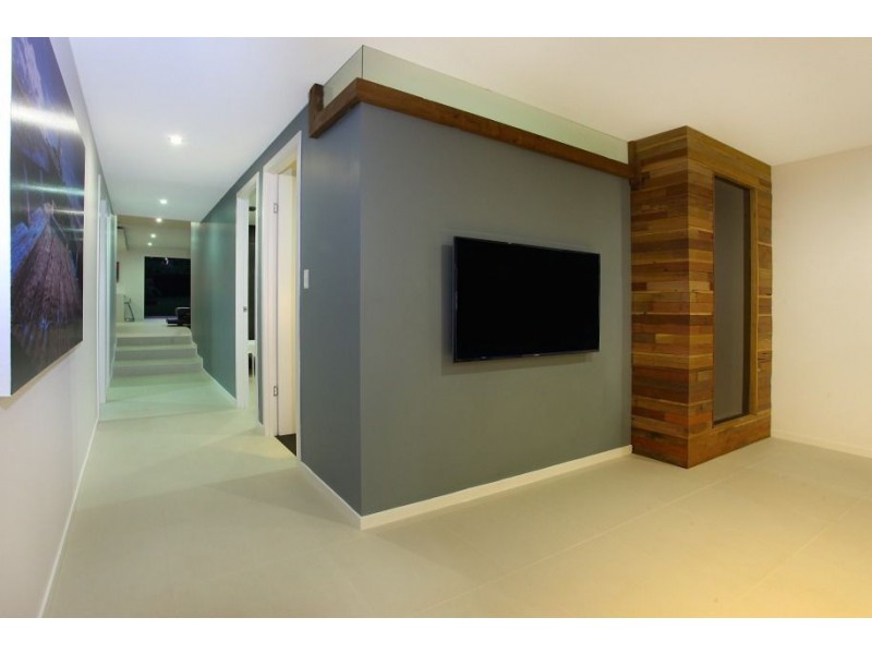 8 Kerr Avenue, Southport QLD 4215