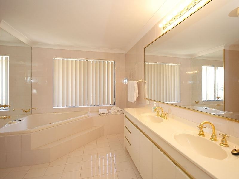 7 Karabella Court, Mermaid Waters QLD 4218