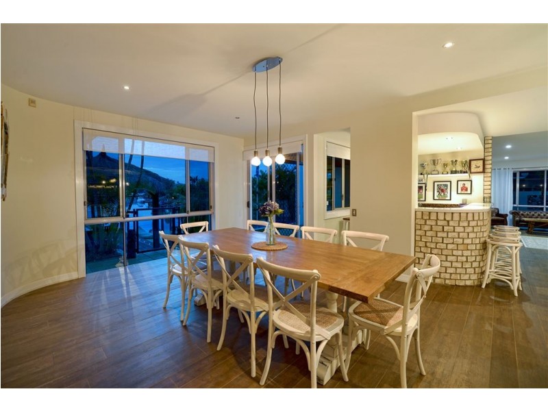 25 Montevideo Drive, Clear Island Waters QLD 4226