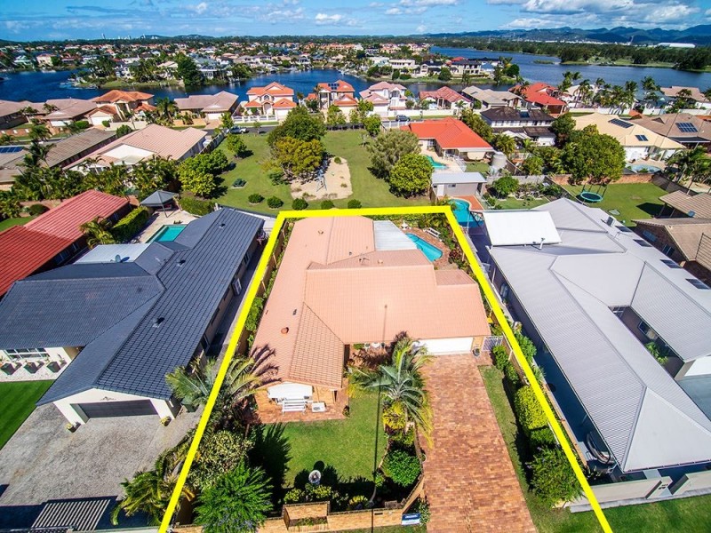 142 Santa Cruz Blvd, Clear Island Waters QLD 4226