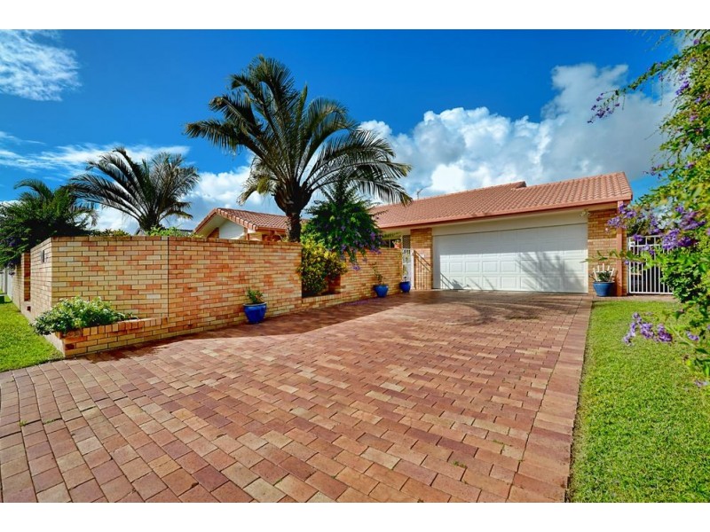 142 Santa Cruz Blvd, Clear Island Waters QLD 4226