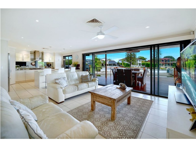 14 Argyle Crescent, Sorrento QLD 4217