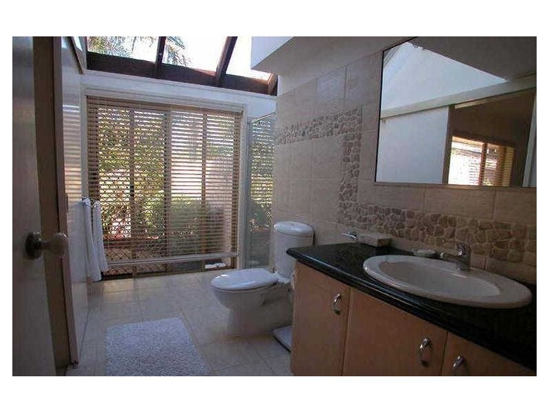 2  Montrose Crt, Benowa QLD 4217