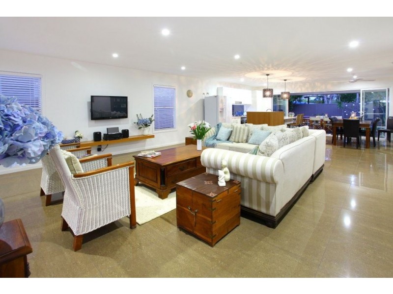 16 Barnard Street, Biggera Waters QLD 4216