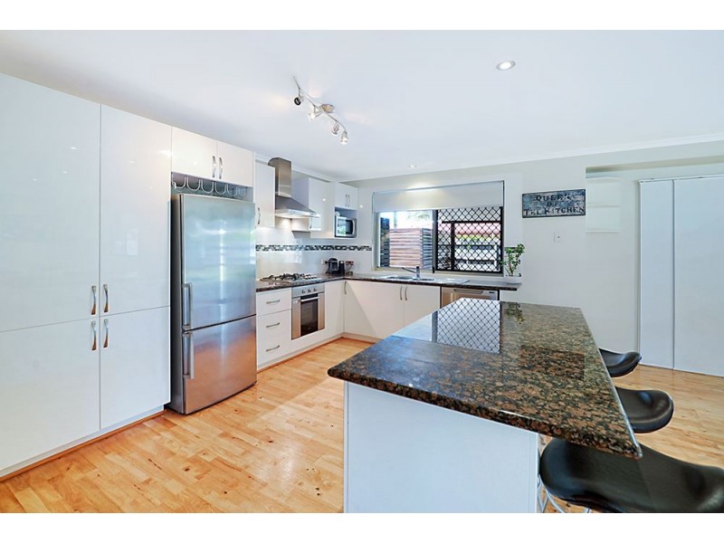 8 Brampton Court, Mermaid Waters QLD 4218