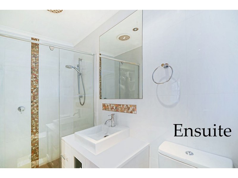 8 Brampton Court, Mermaid Waters QLD 4218