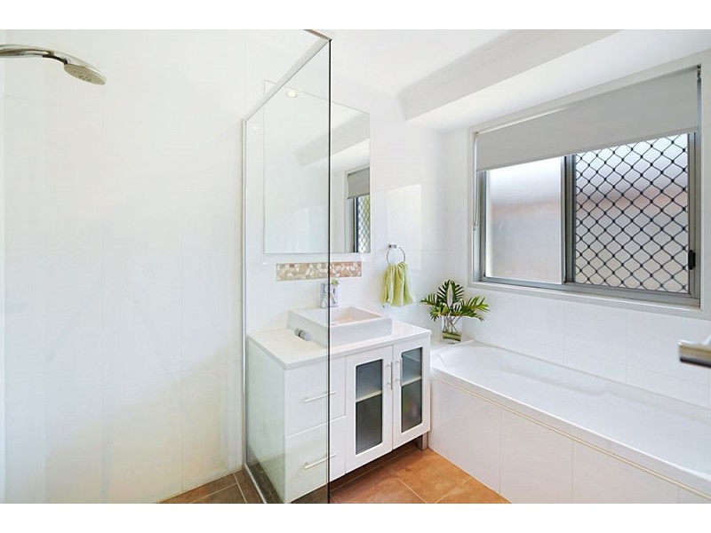 8 Brampton Court, Mermaid Waters QLD 4218