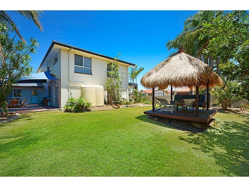 2 Bernardino Court, Mermaid Waters QLD 4218