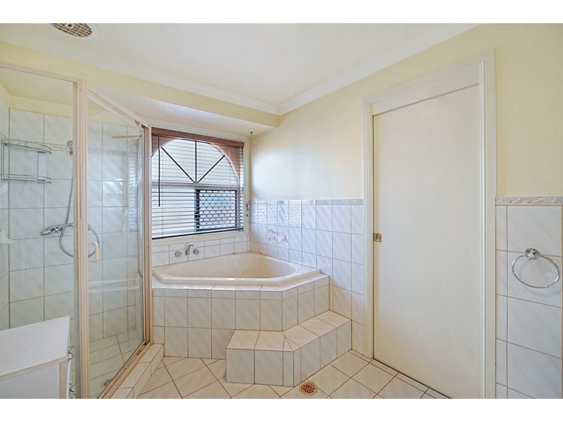 17 Martinique Way, Clear Island Waters QLD 4226