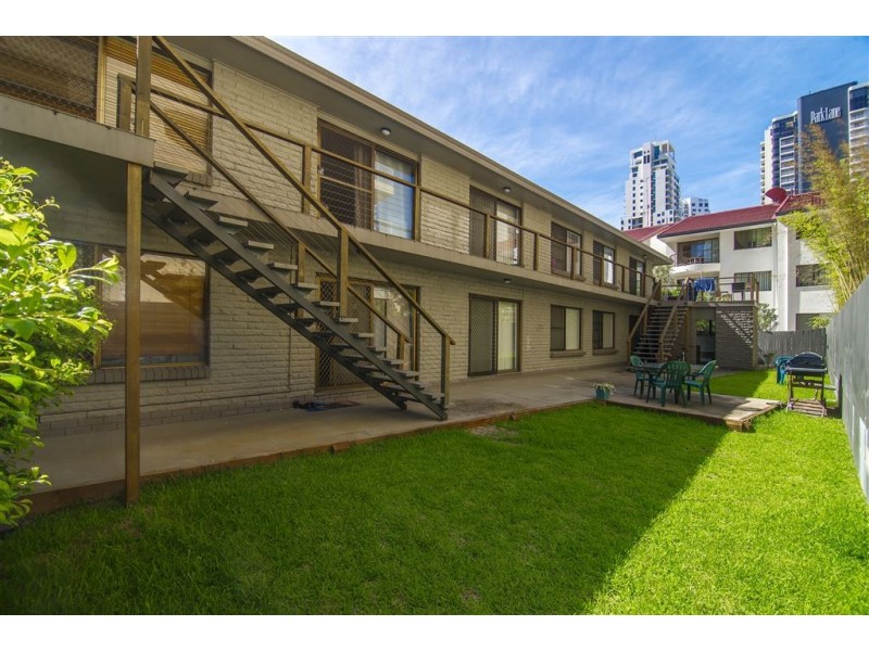 9 Cronin Avenue, Main Beach QLD 4217