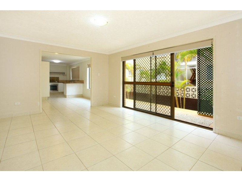 2/11 Armrick Avenue, Broadbeach QLD 4218