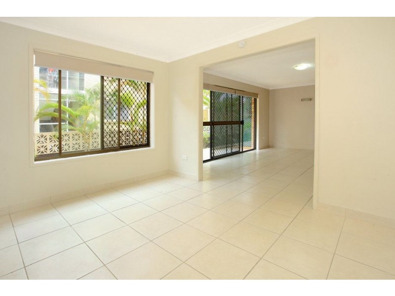 2/11 Armrick Avenue, Broadbeach QLD 4218