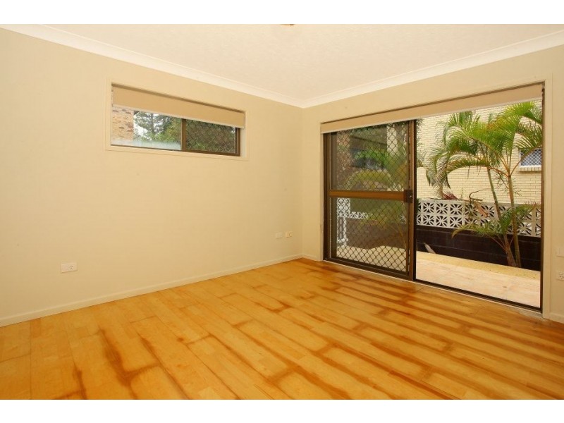 2/11 Armrick Avenue, Broadbeach QLD 4218