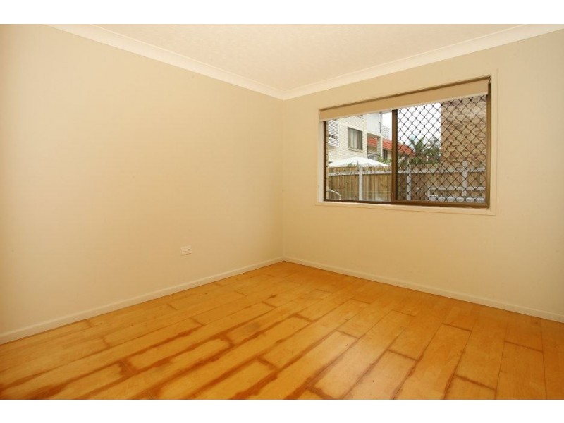 2/11 Armrick Avenue, Broadbeach QLD 4218