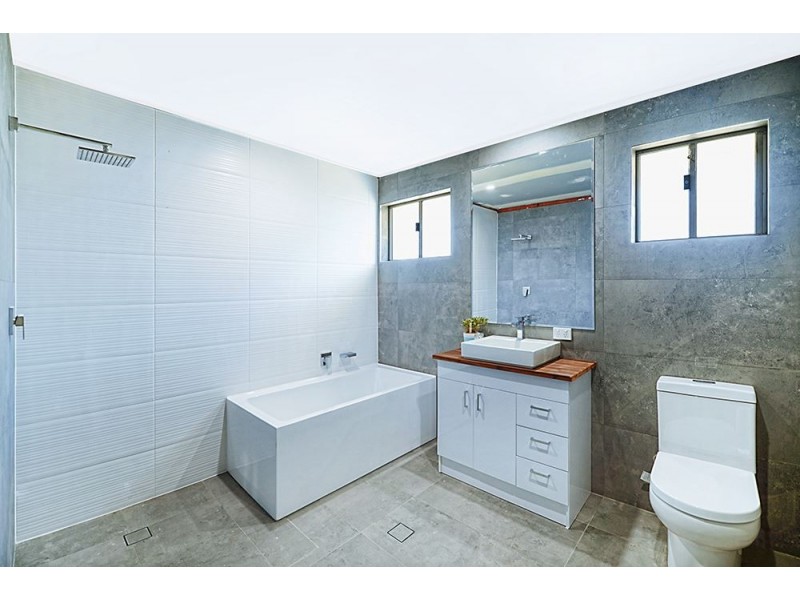 162 Monaco Street, Broadbeach Waters QLD 4218