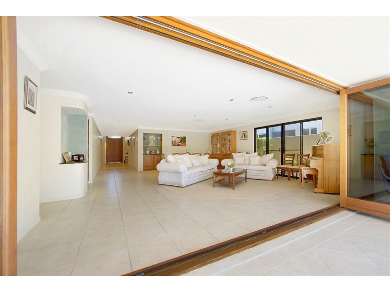 10 St Andrews Avenue, Isle Of Capri QLD 4217