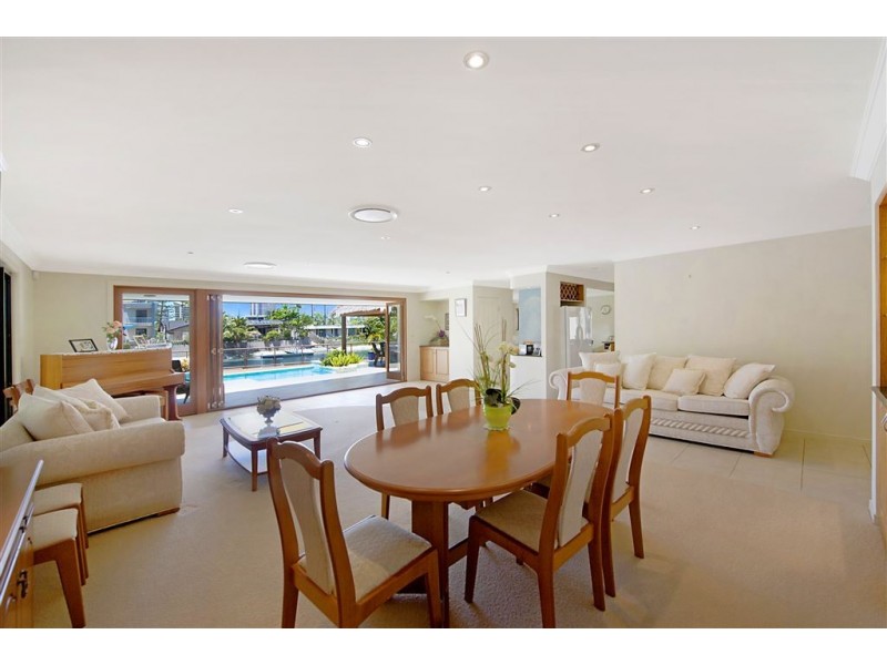 10 St Andrews Avenue, Isle Of Capri QLD 4217