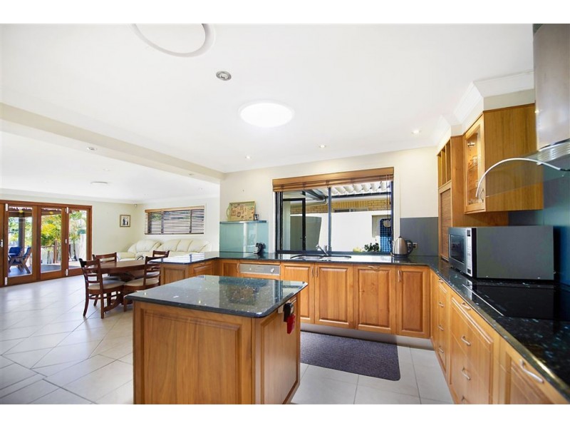 10 St Andrews Avenue, Isle Of Capri QLD 4217