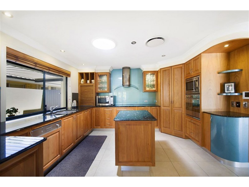 10 St Andrews Avenue, Isle Of Capri QLD 4217