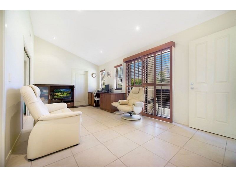 10 St Andrews Avenue, Isle Of Capri QLD 4217
