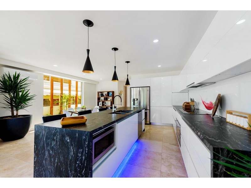 B/255 Stanhill Drive, Chevron Island QLD 4217