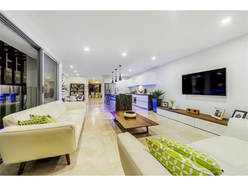 B/255 Stanhill Drive, Chevron Island QLD 4217